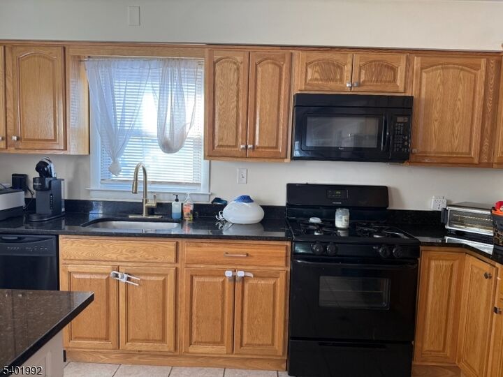 Property Photo: 6 Underhill Ct 2 NJ 07110