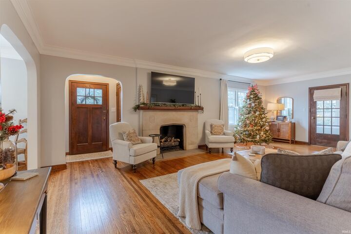 Property Photo:  2323 E Mulberry Street  IN 47714-2327 