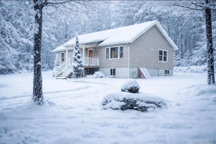 Property Photo:  76 Wynkoop Drive  NY 12446 