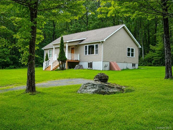 Property Photo:  76 Wynkoop Drive  NY 12446 