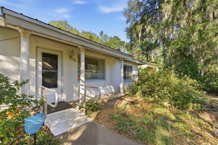 Property Photo: 202 SE 49th Drive FL 32641