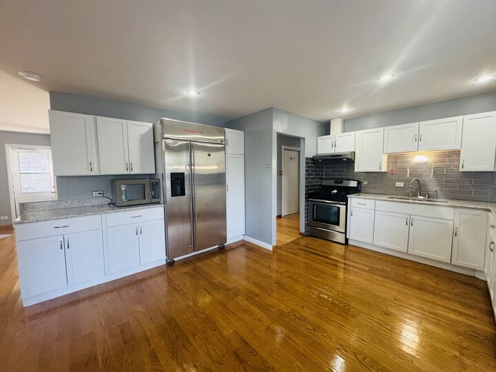 Property Photo:  670 Lakeview Lane  IL 60169 