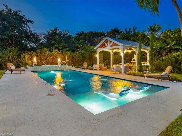 Property Photo:  624 Ridge Dr  FL 34108 