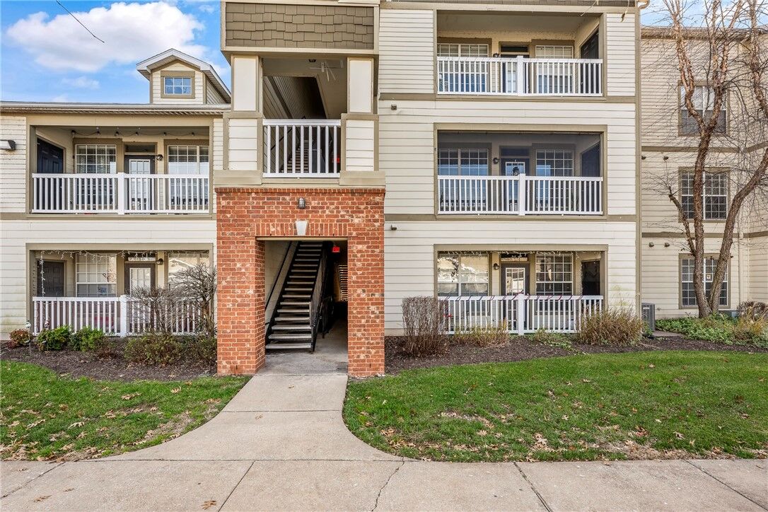 Property Photo: 4261 Meadow Creek Circle 204 AR 72703