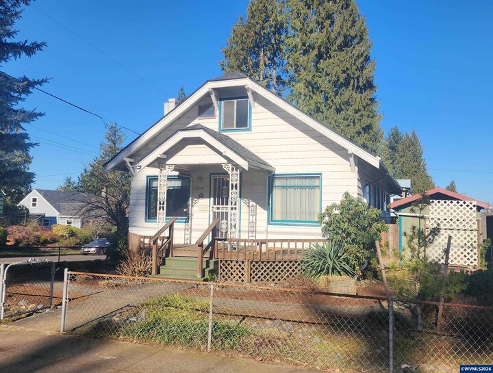 Property Photo:  2605 NE Jarrett St  OR 97211 