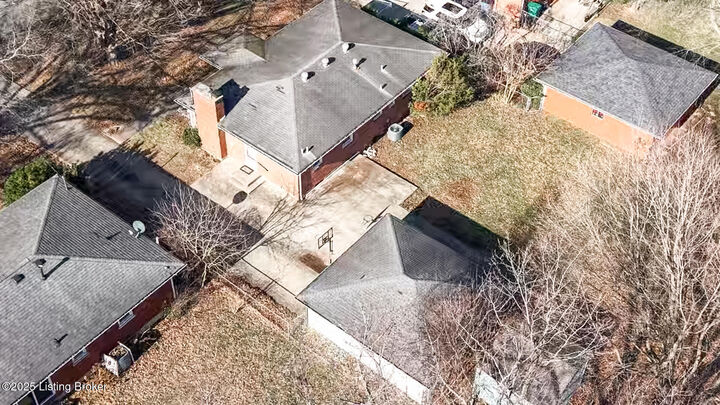 Property Photo: 7805 Cedar Brook Dr KY 40219