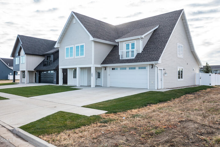 Property Photo:  205 Lennox Drive  ND 58504 