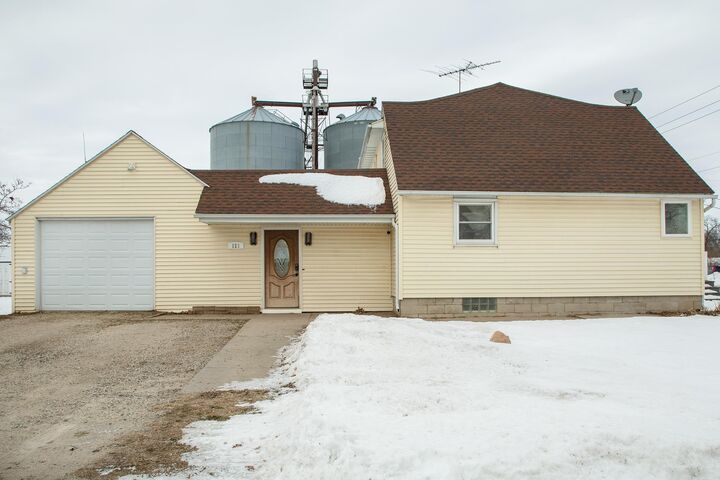 Property Photo:  121 E Vine Street  IA 50619 
