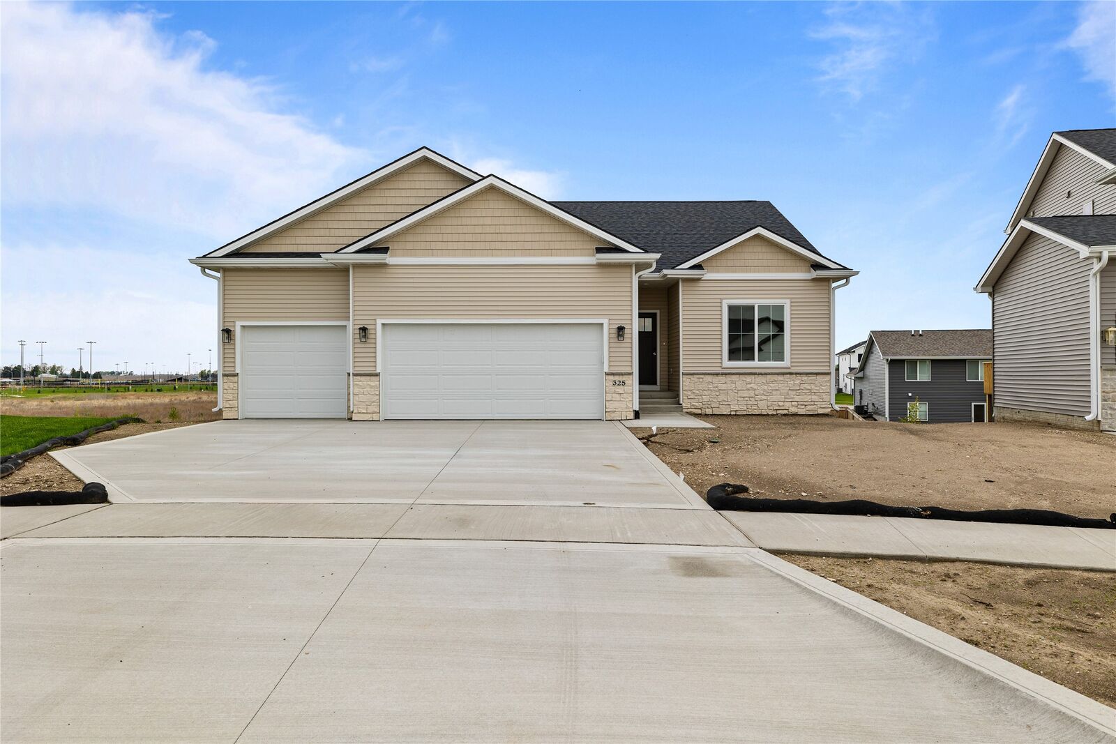 Property Photo:  325 NW Lavelle Court  IA 50263 