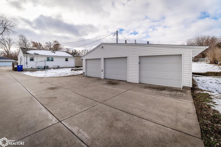 Property Photo:  1313 W Boone Street  IA 50158 