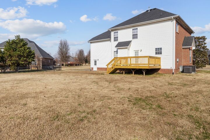 Property Photo: 115 Myrtlewood Ln TN 37075