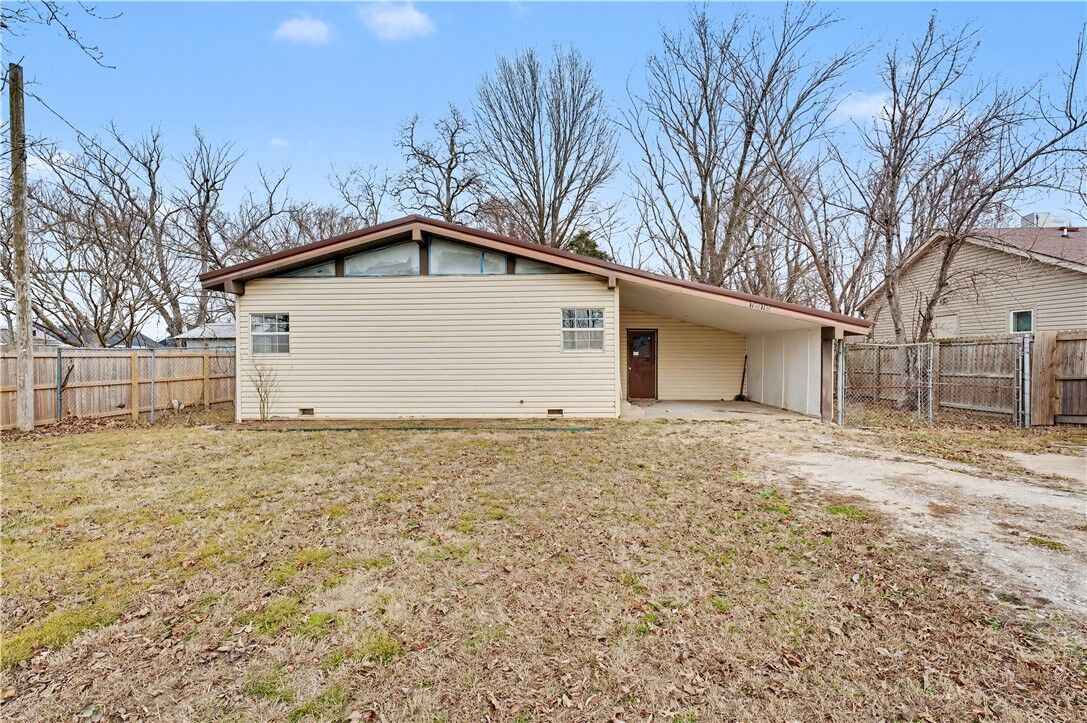 Property Photo:  1015 E Tulsa Street  AR 72761 