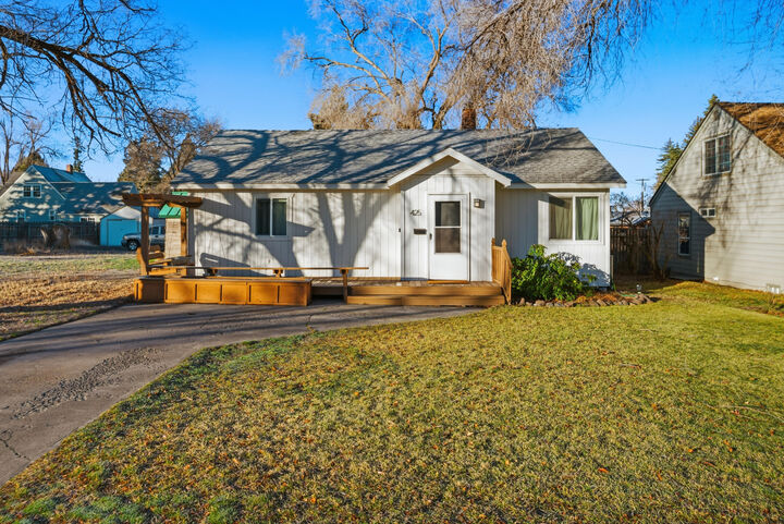 Property Photo:  425 SW 12th Street  OR 97756 