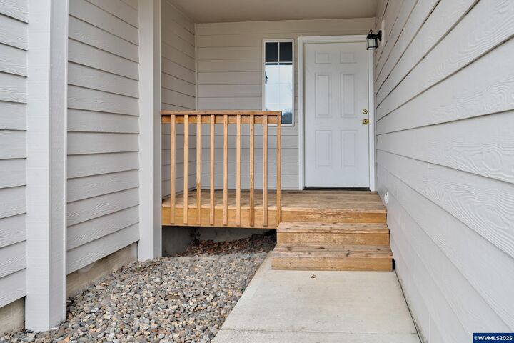 Property Photo:  2081 SW Fellows St  OR 97128 