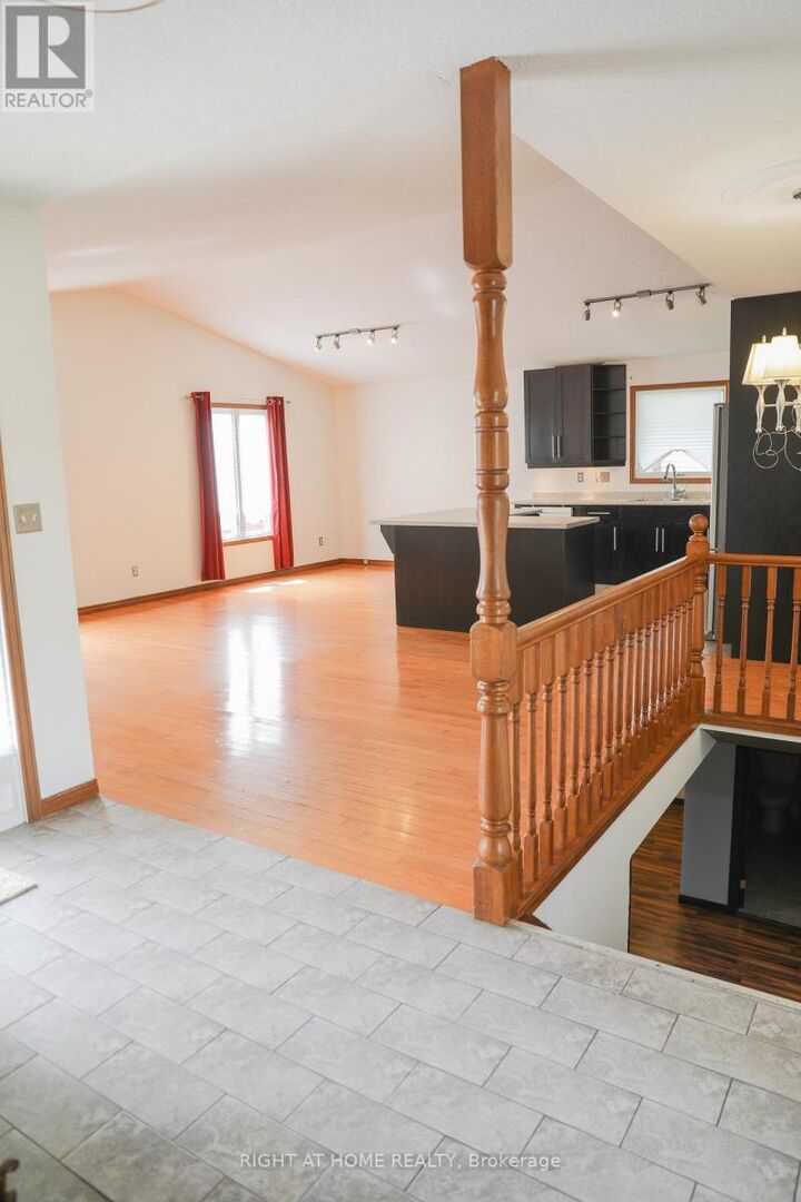 Property Photo:  516 Springbank Avenue North  ON N4T 1H1 
