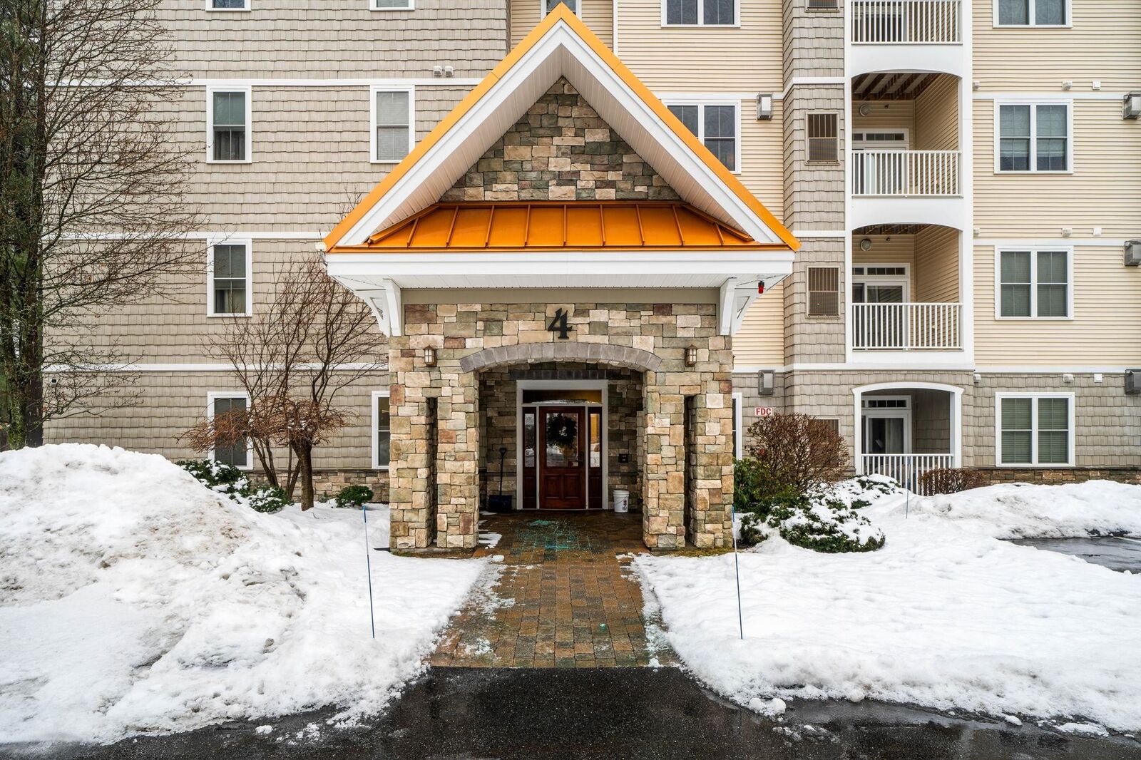 Property Photo:  4 Henry David Drive  NH 03062 