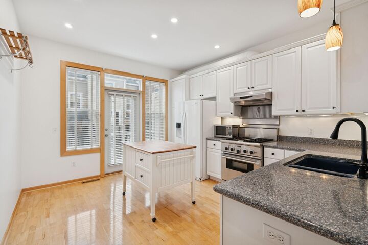 Property Photo:  1 4th Avenue N 103  MN 55401 