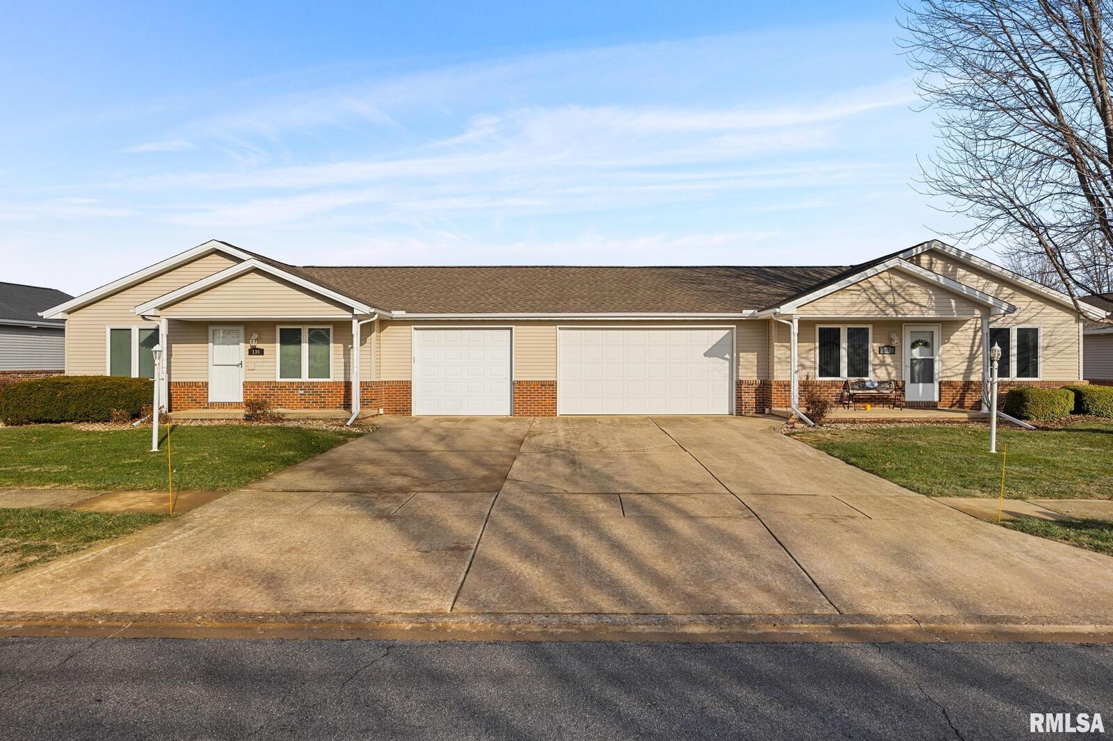 Property Photo: 135 Comfort Way IL 61571