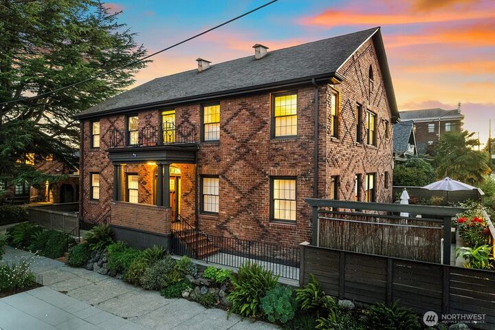 Property Photo:  4915  Linden Avenue N 1  WA 98103 