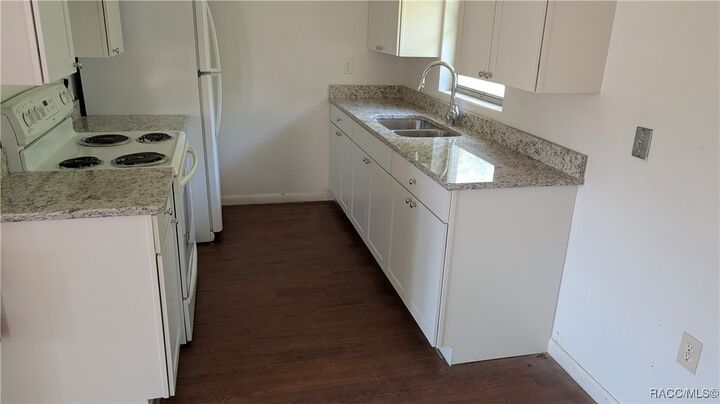 Property Photo: 33 E Murray Street FL 34465