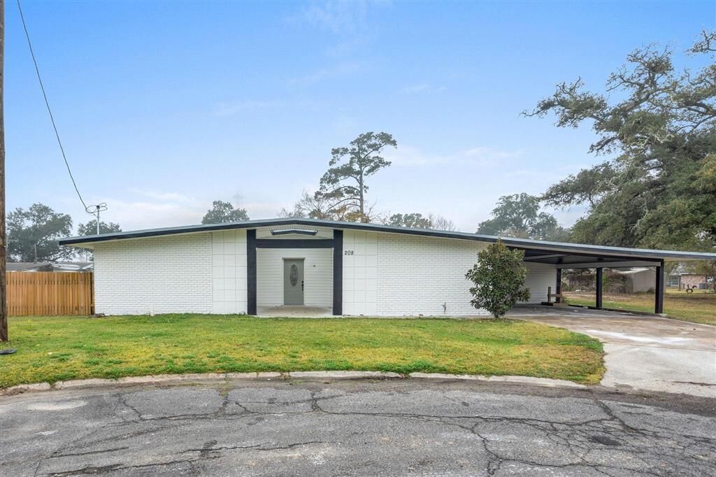 Property Photo:  208 Roberta Circle  LA 70663 