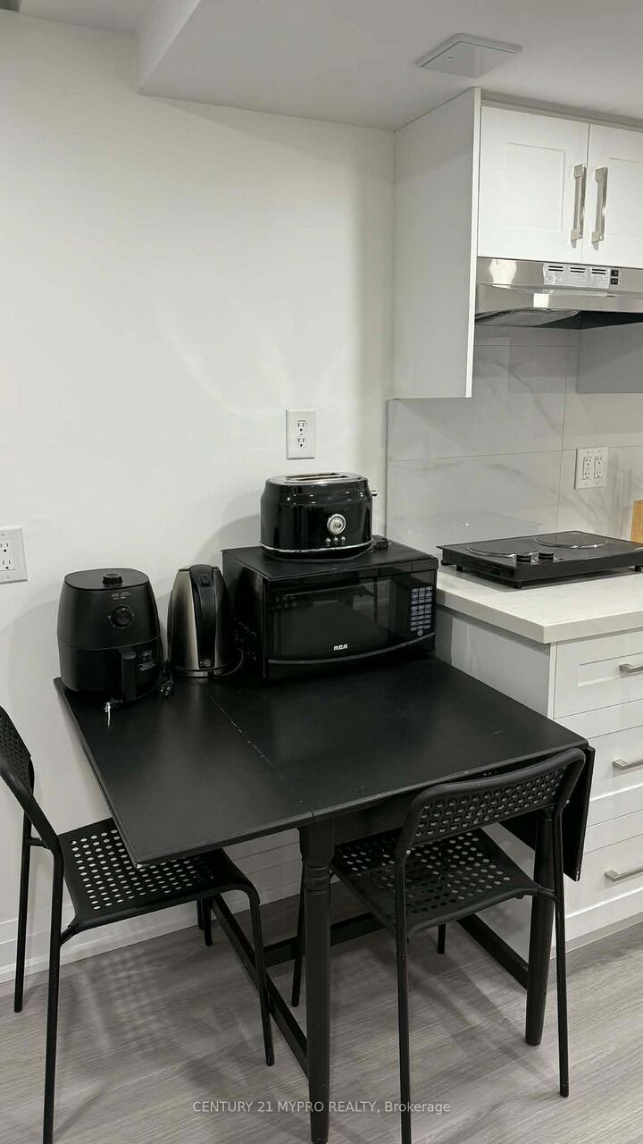 Property Photo:  546 Karen Park Crescent  ON L5A 3C6 