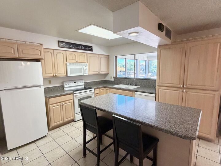 Property Photo:  923 S Ember Circle  AZ 85208 