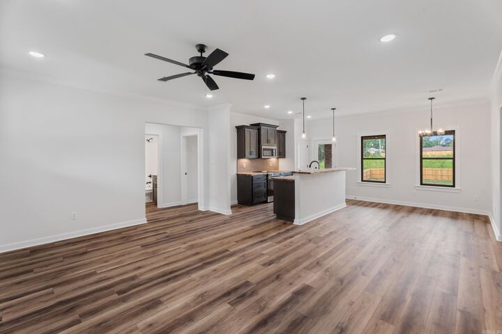 Property Photo:  1001 N Red  AR 72150 