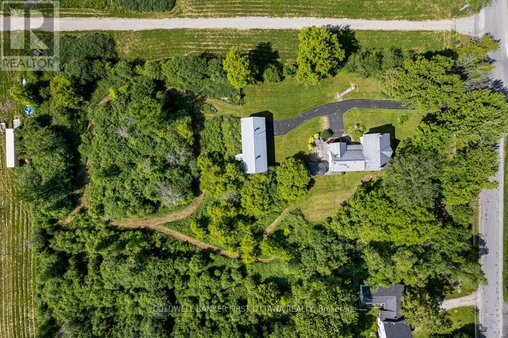 Property Photo:  28 South Street  ON K7H 2G1 