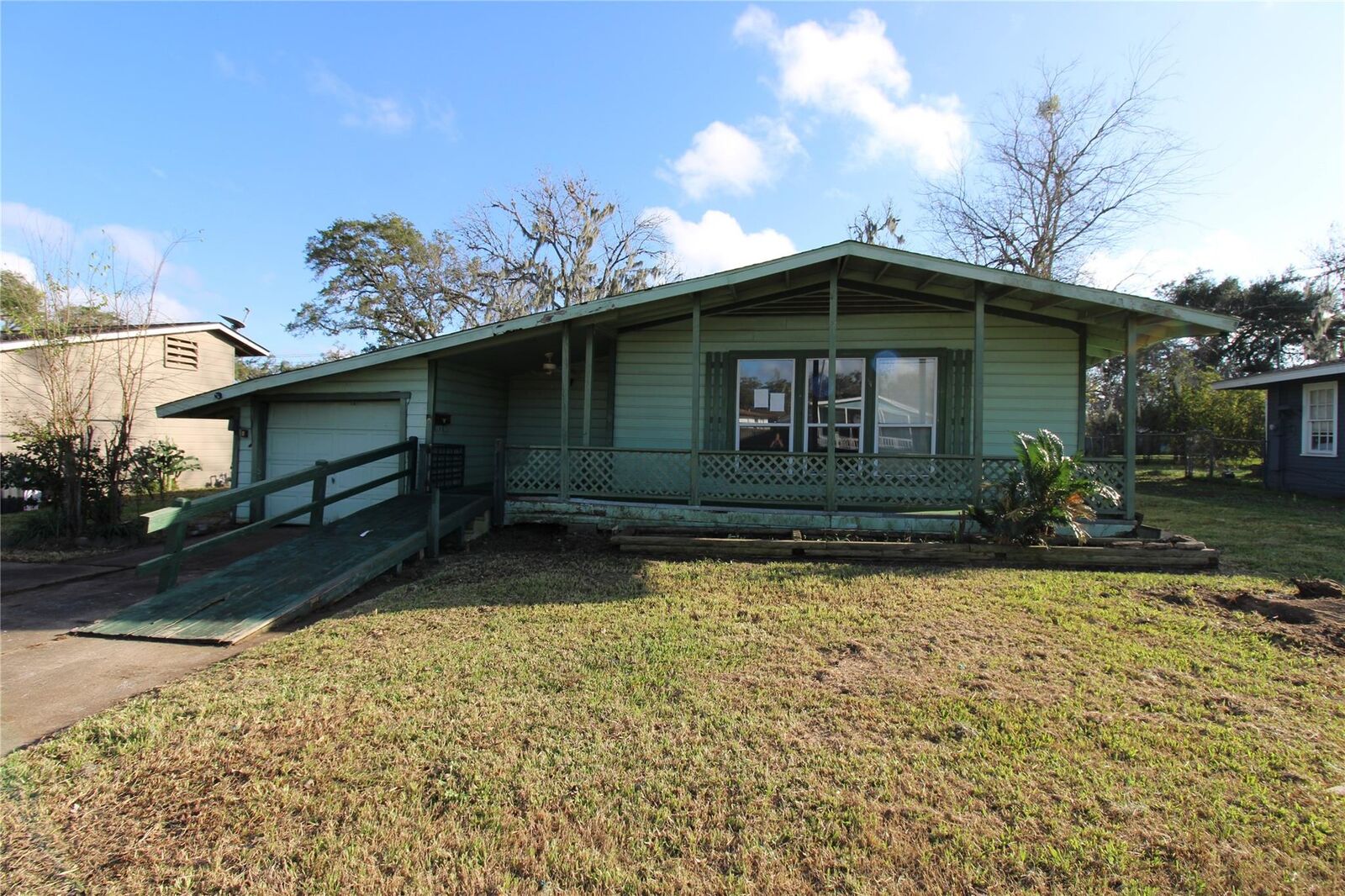 Property Photo:  430 Winding Way Street  TX 77566 
