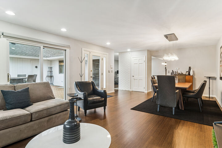 Property Photo:  1 Harrogate On Oxford Road  IL 60008 