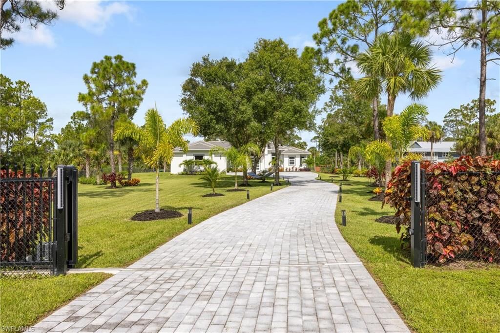 Property Photo:  909 8th St SE  FL 34117 