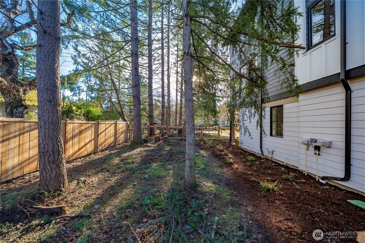 Property Photo:  539 NW Juniper Street  WA 98027 