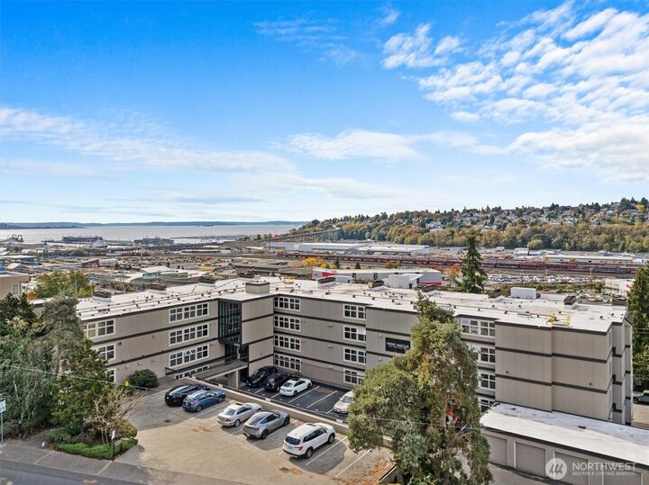 Property Photo:  2253  Gilman Drive W 104  WA 98119 