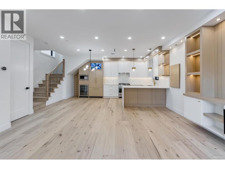 Property Photo:  150 East 51 Avenue 1  BC V5X 1C3 