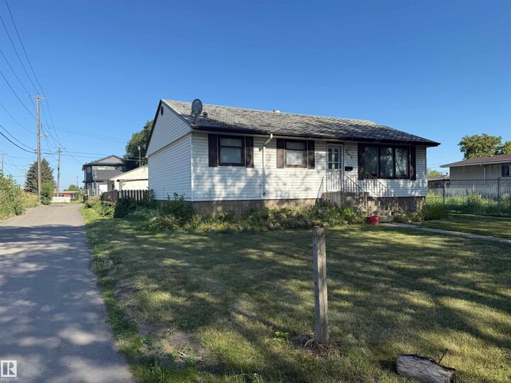 Property Photo:  12425 126 Street NW  AB T5L 0X2 