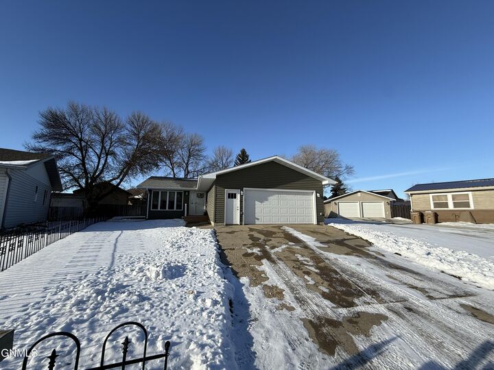 Property Photo:  418 23rd Street SW  ND 58701 