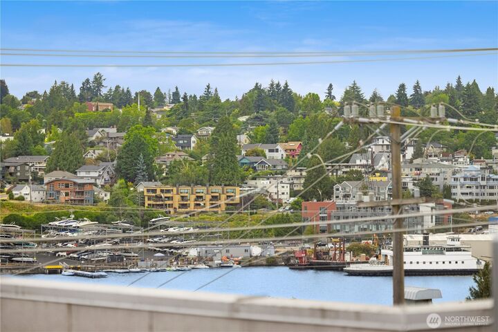 Property Photo:  2960  Eastlake Avenue E 403  WA 98102 
