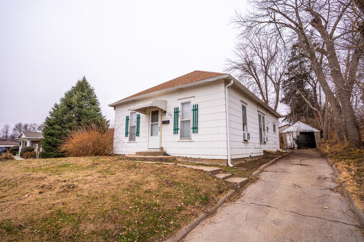 Property Photo:  206 S Locust  Street  IA 51534 