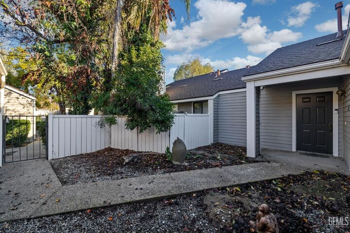 Property Photo:  8000 Kroll Way 114  CA 93311 