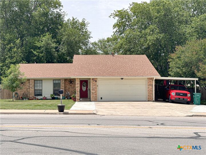 Property Photo: 908 Indian Trail TX 76548