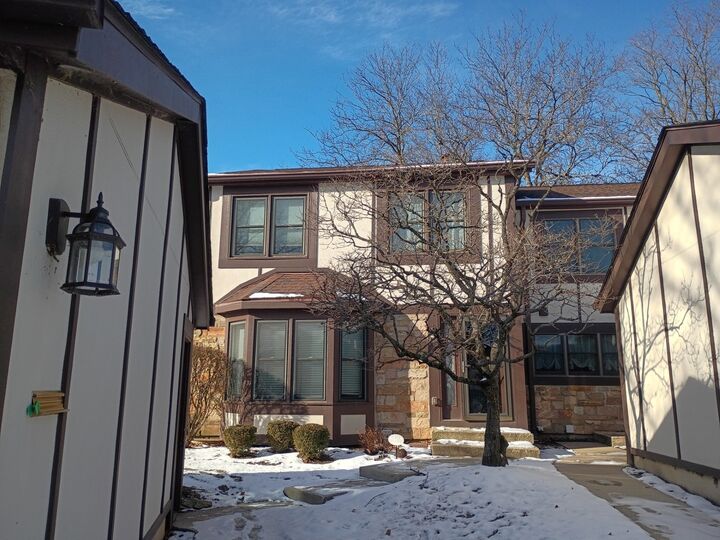 Property Photo:  46 White Oak Circle 46  IL 60174 