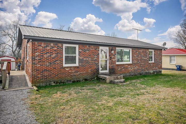 Property Photo:  611 Estes St  TN 37166 