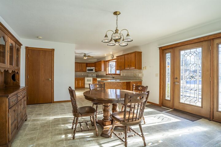 Property Photo:  55 17th St SE  IA 51031 