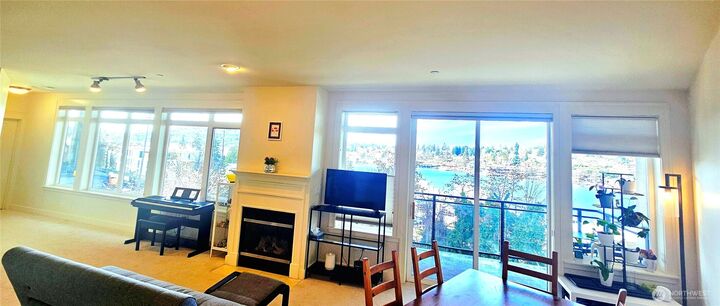 Property Photo:  3217  Eastlake Avenue E 303  WA 98102 