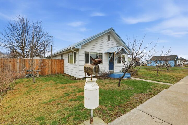 Property Photo:  409 E Alder St  WA 99169 