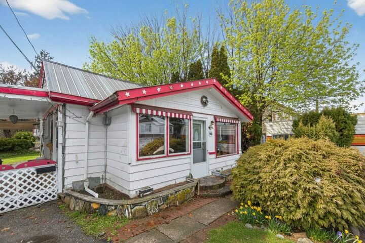 7331 52 Street NE — photo 1