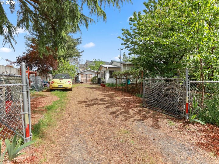 Property Photo: 7355 SE Frances St OR 97123