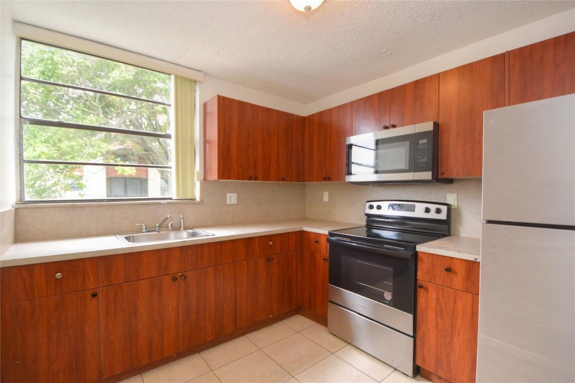 Property Photo: 1790 NW 55th Avenue 202 FL 33313