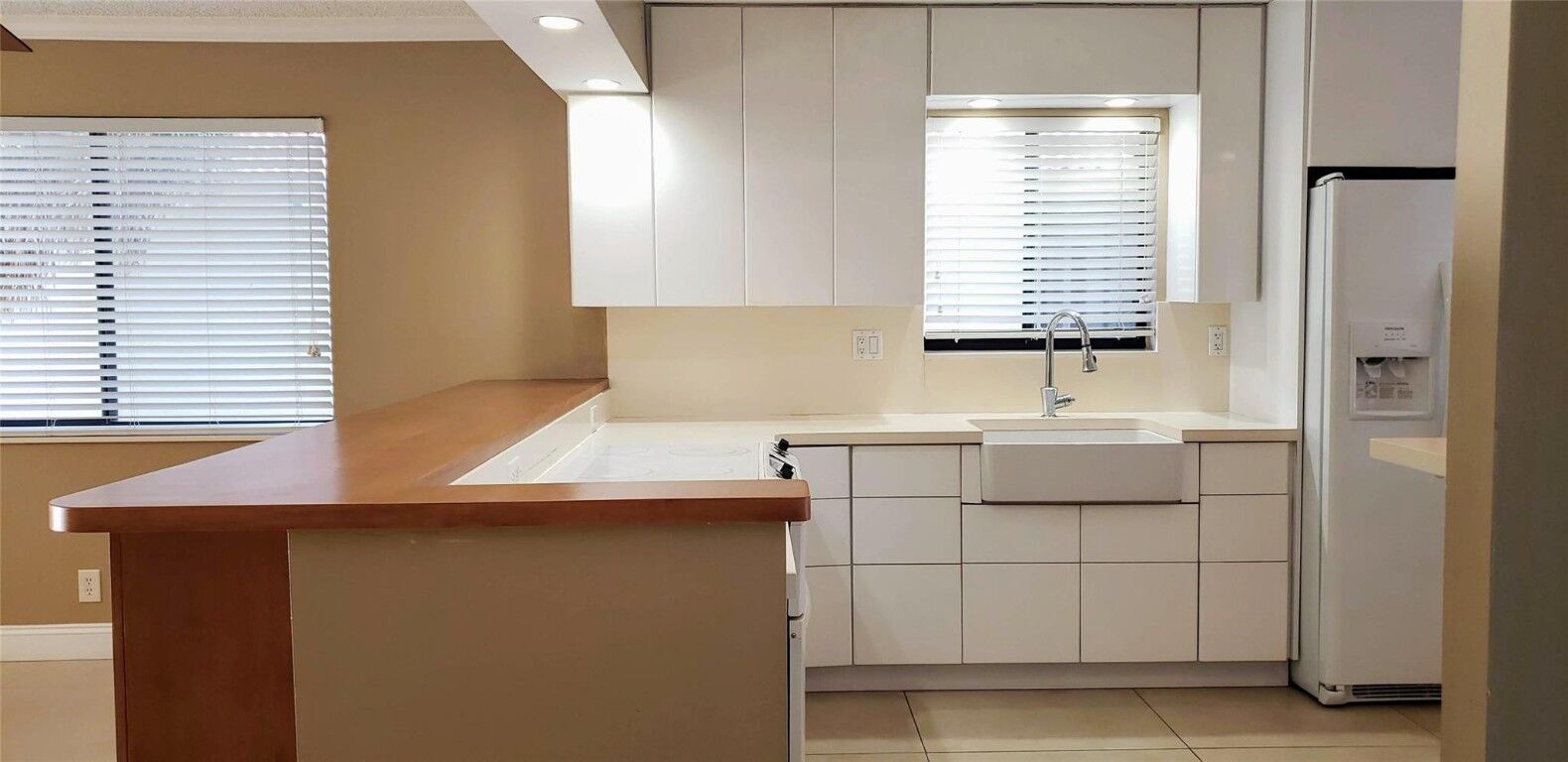 Property Photo: 331 Lakeview Drive 206 FL 33326